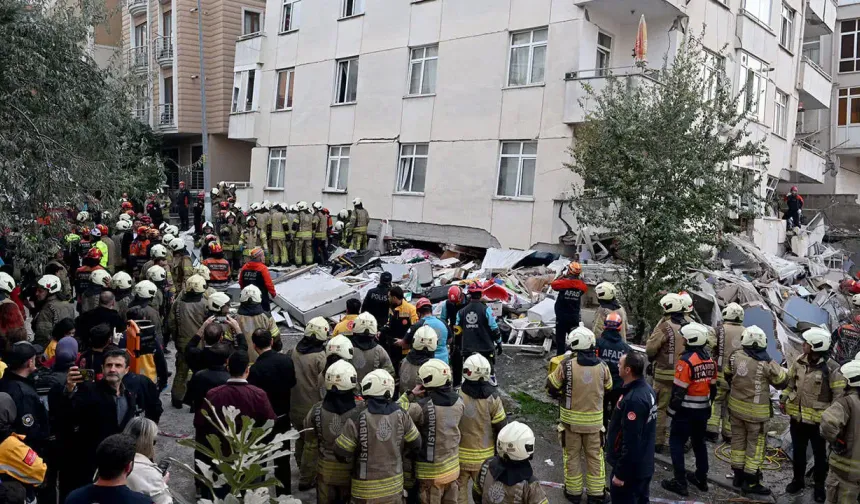 Maltepe'de 7 katlı binanın 3 katı çöktü