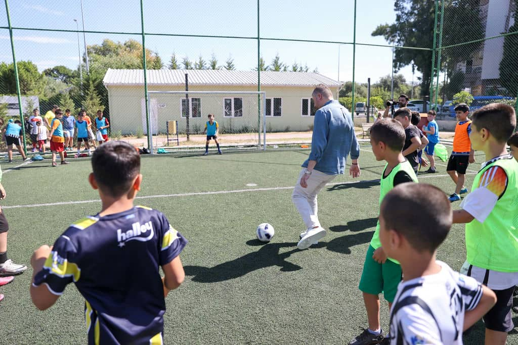 Başkan Görkem Duman Futbol Kurslarini Zi̇yaret Etti̇ (3)