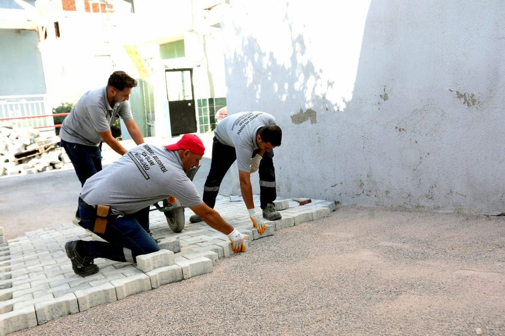 Bayraklı'da Yollar Yenileniyor (6)