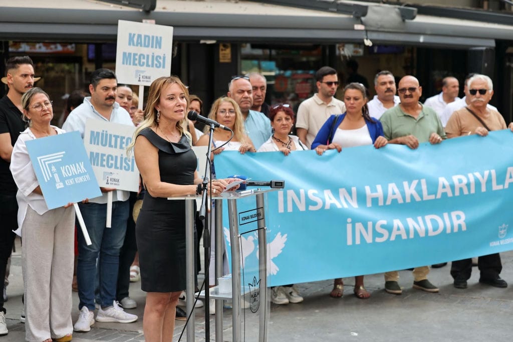 Barış Güvercinleri Konak’ta Havalandı (1)