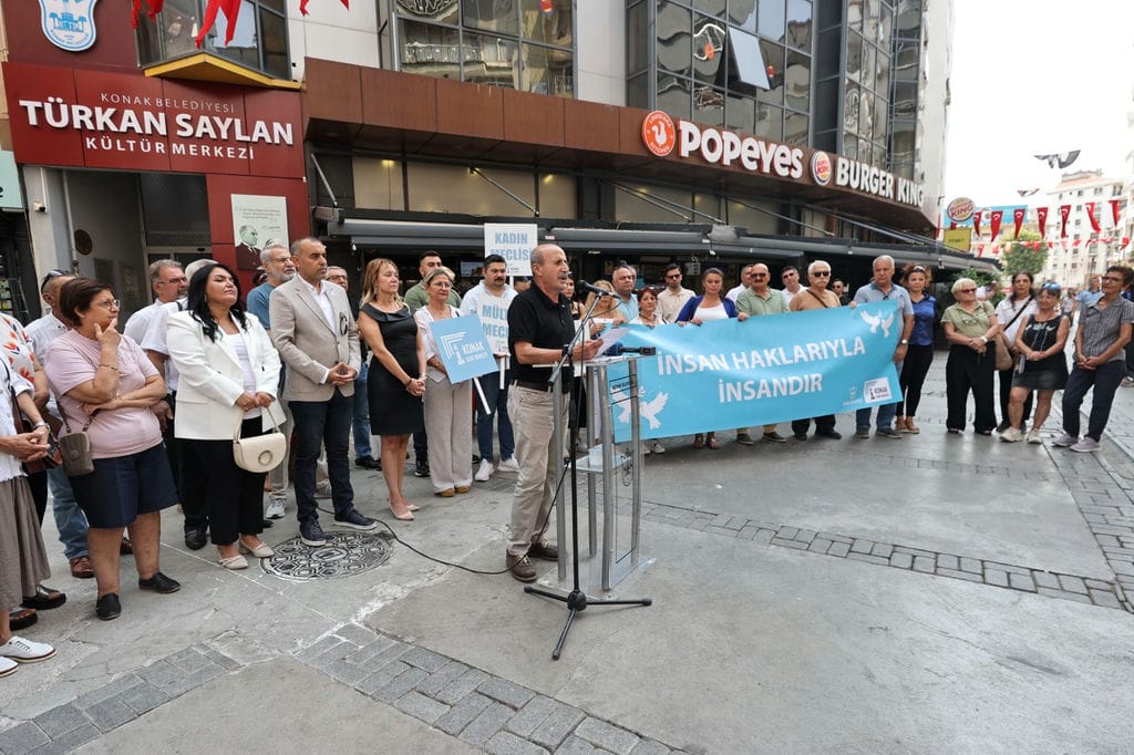 Barış Güvercinleri Konak’ta Havalandı (3)