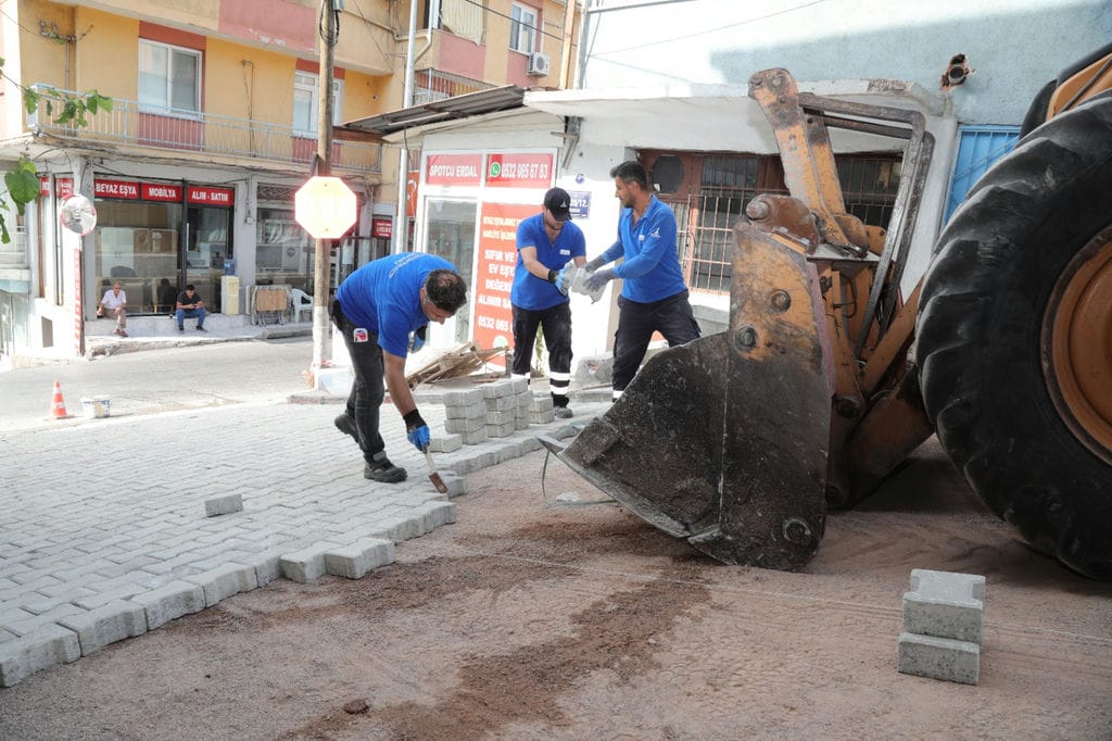 Bayraklı'da Yol Yenileme Seferberliği Sürüyor (6)