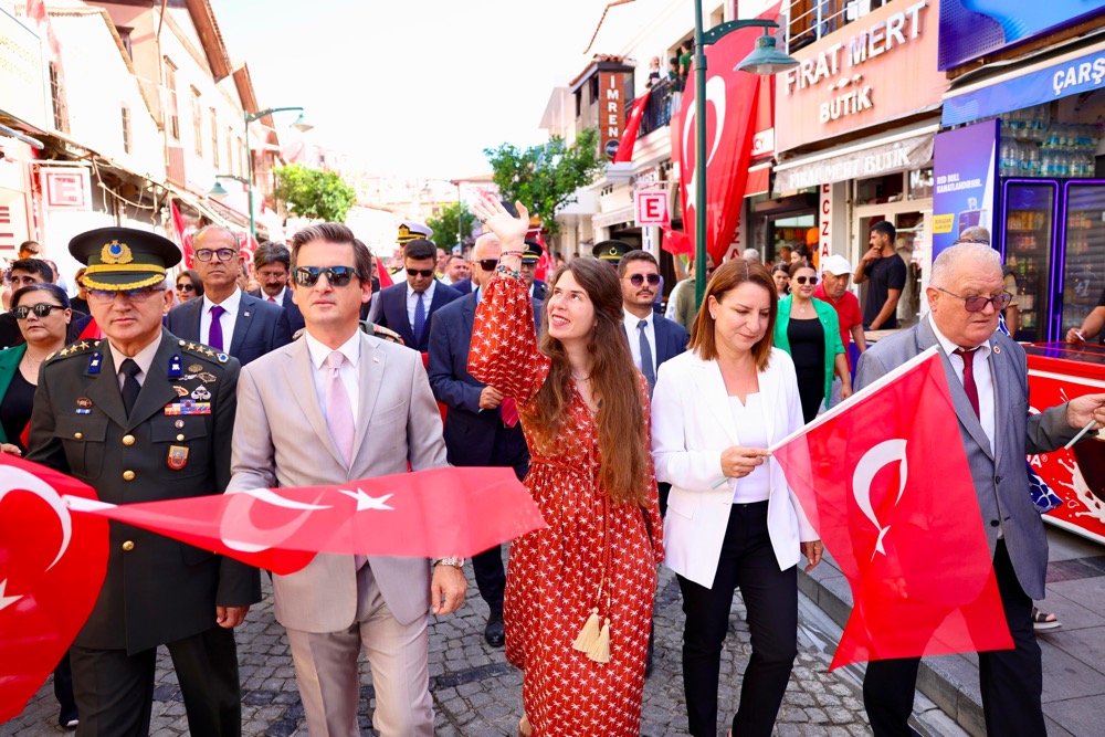 Cesme Festivali Yeni Türkü Ile Görkemli Bir Final Yaptı1