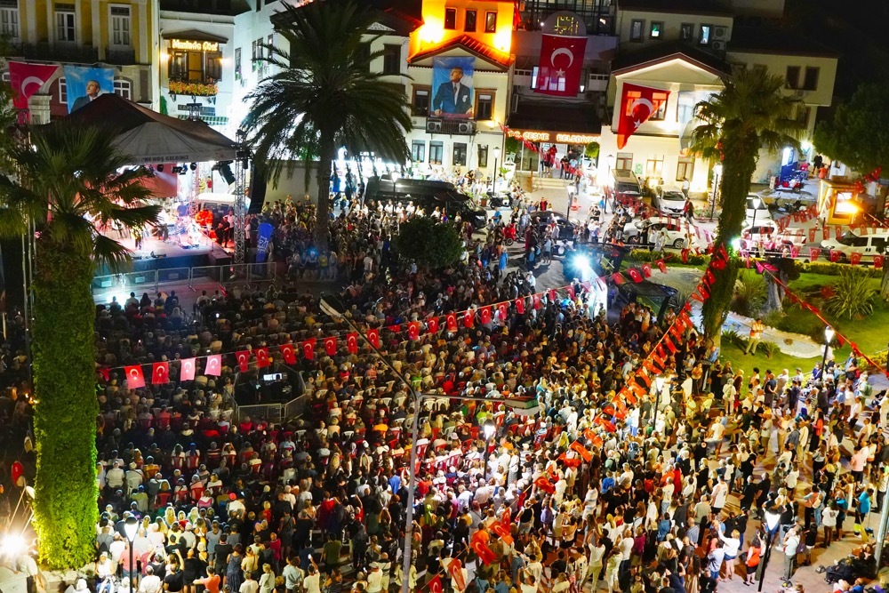 Cesme Festivali Yeni Türkü Ile Görkemli Bir Final Yaptı8