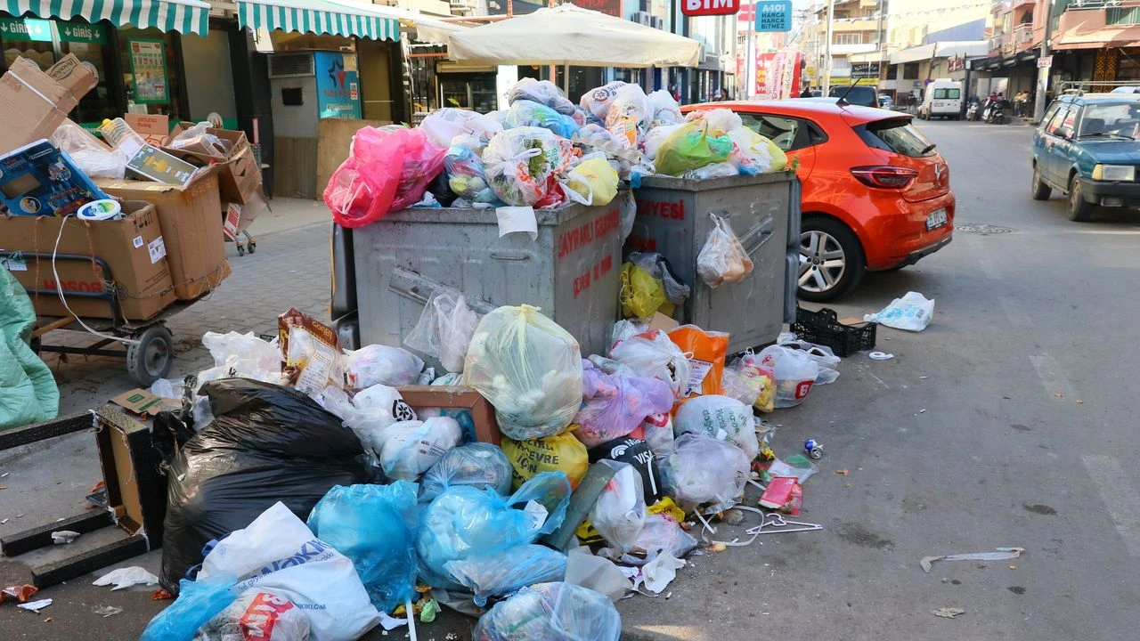 İzmir Bayraklı'da Sokaklarda Çöp Yığınları Oluştu 2