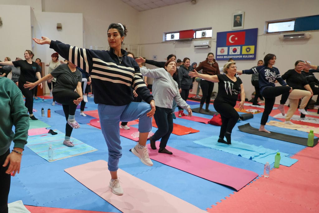 Bucali Kadinlar Güne Zi̇nde Başliyor (4)