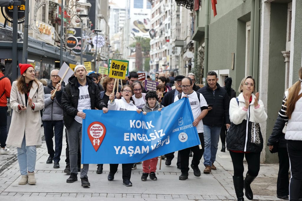 Konak’tan Engelliler Günü’nde Farkındalık Yürüyüşü (2)