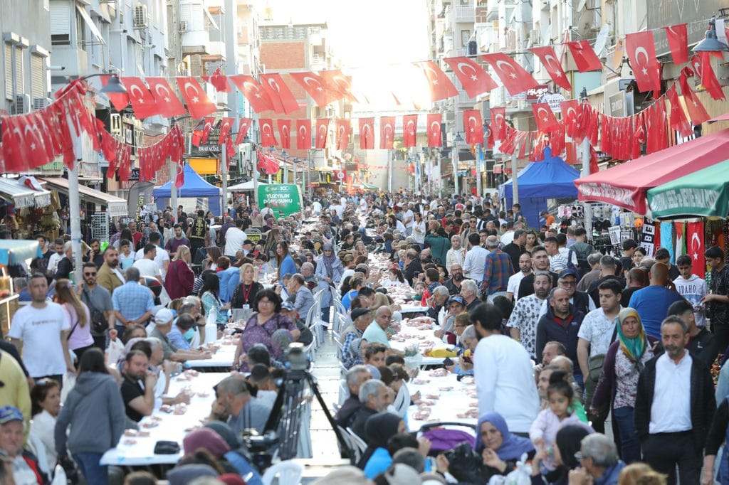 Bayraklı’da Iftar Sofraları Ve Ramazan Şenlikleri (1)