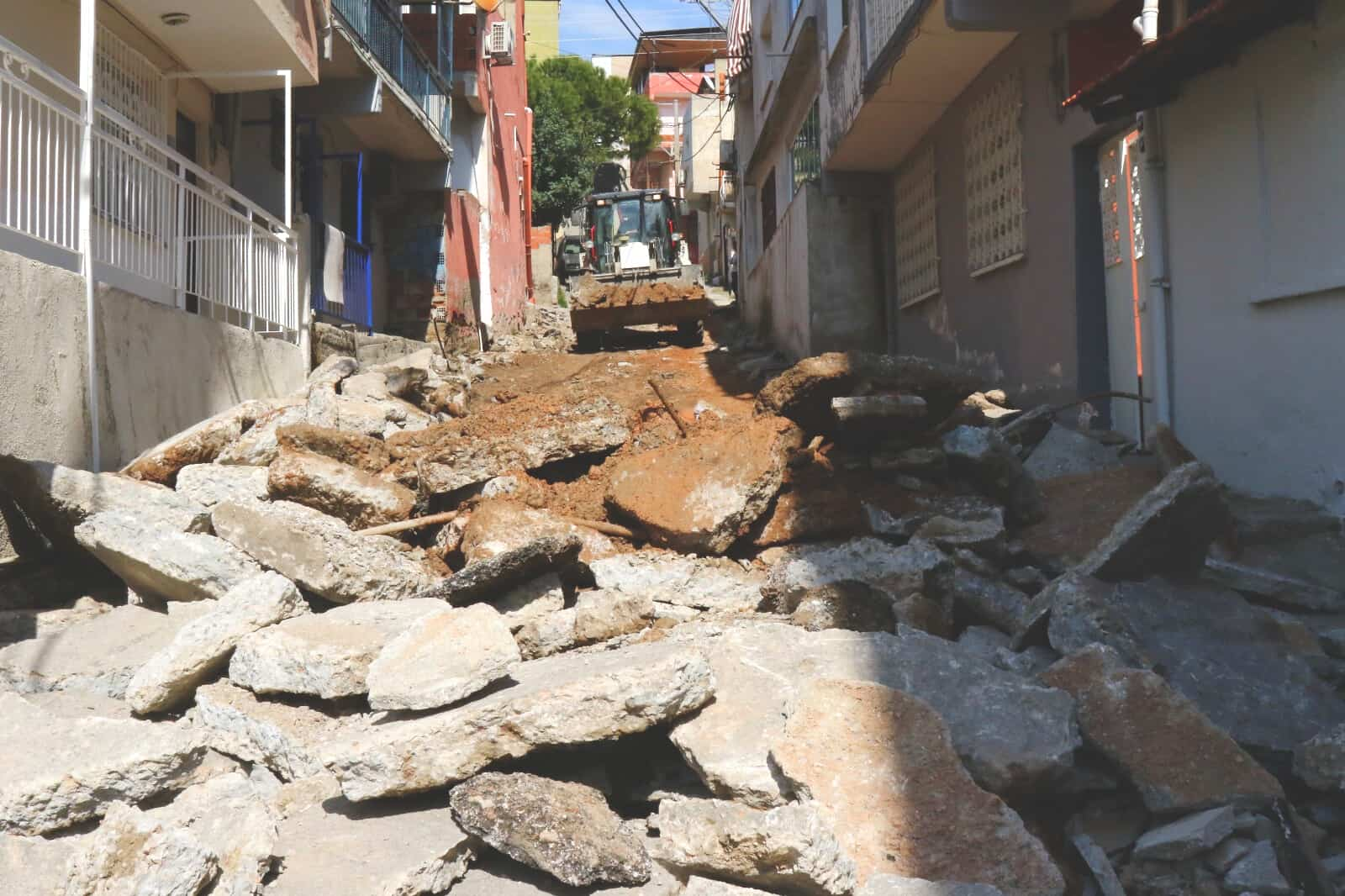 Bayraklı’da Yol Yenileme Seferberliği (5)