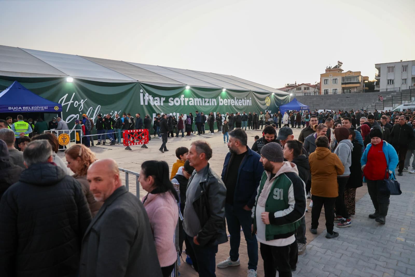 Buca Belediyesi'nin Iftar Çadırına Yoğun Ilgi 02