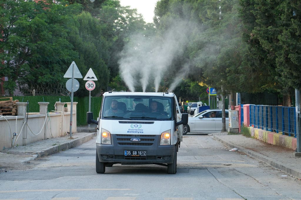 Gaziemir’de Sivrisineklere Karşı Ilaçlama Çalışmaları Hız Kazandı (7)