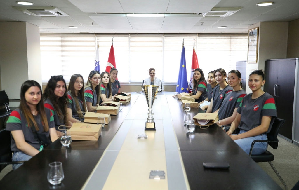 Kupa Ve Madalyalarla Başkan Ünsal’a Ziyaret