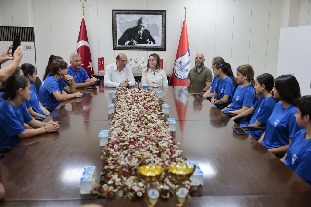 Başkan Mutlu Şampiyon Kızları Ağırladı (6)