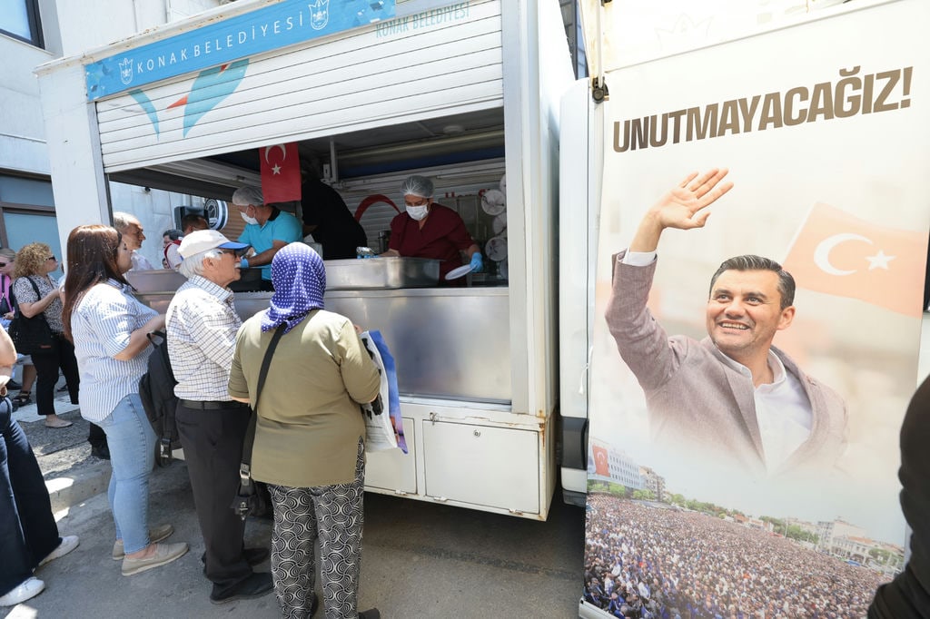 Konak’tan Ferdi Zeyrek Anısına Yemek Ikramı (3)