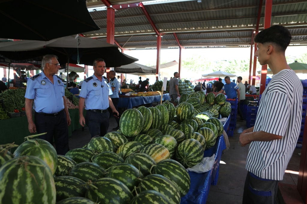 Bayraklı'da Pazar Yerlerine Sıkı Denetim (1)