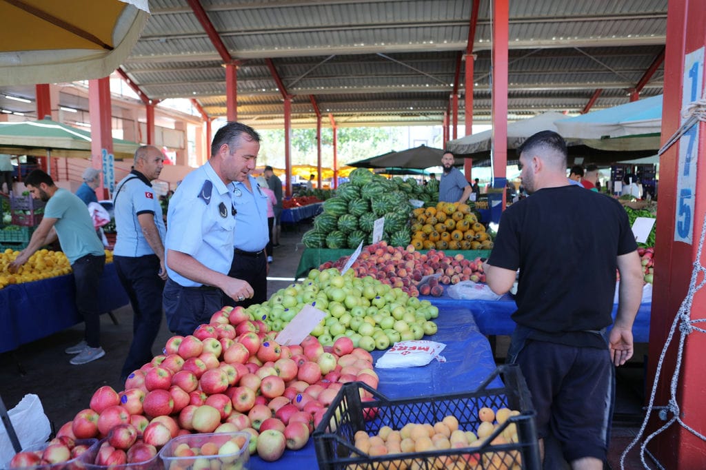 Bayraklı'da Pazar Yerlerine Sıkı Denetim (2)