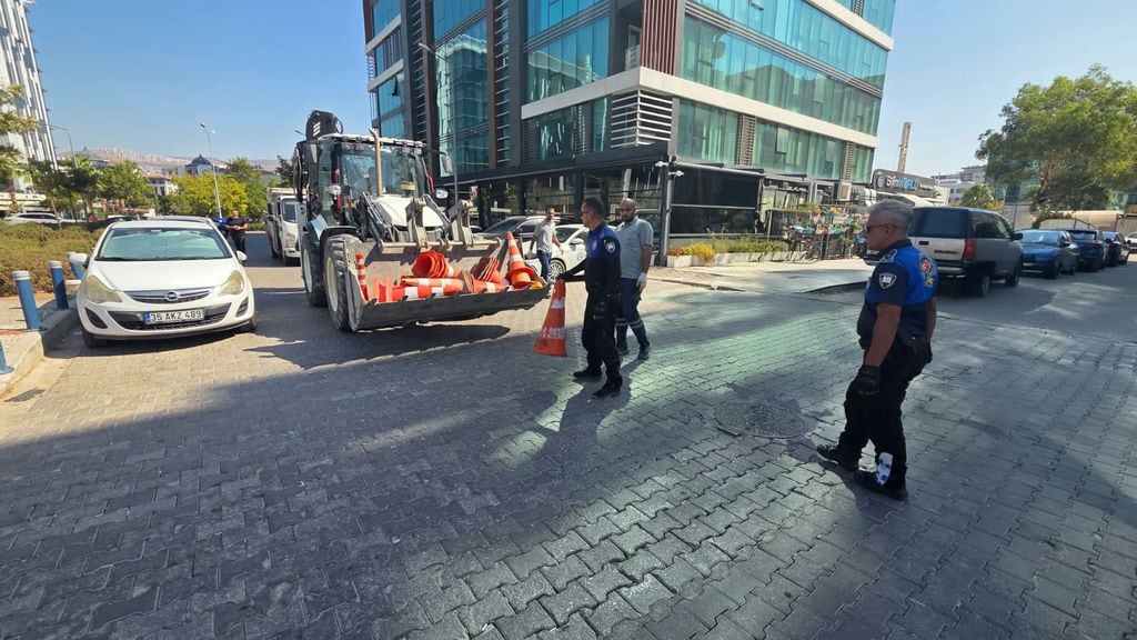 Bayraklı'da Kaldırım Işgallerine Geçit Yok (5)
