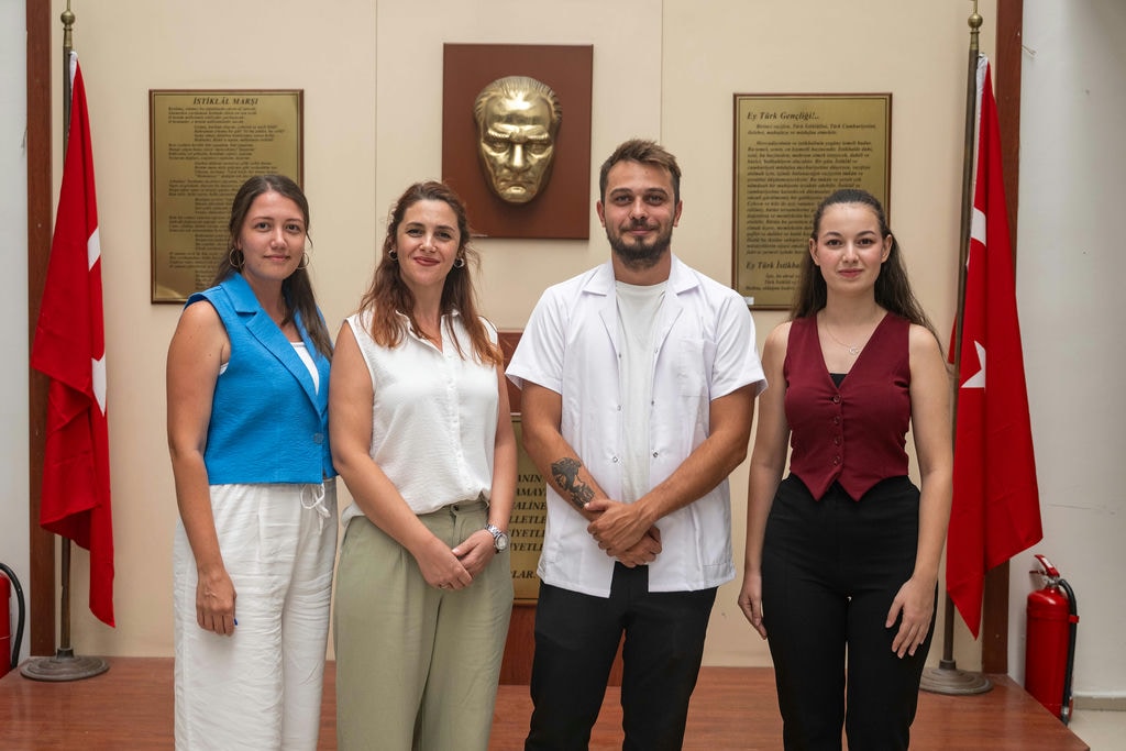 Belgem Ogretmenleri Ve Irem Elveda Uner