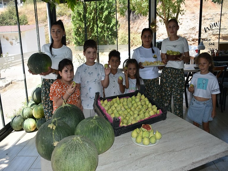 Buca’nın Kırsal Yerleşimlerinden Kırklar Mahallesi’nde, ‘Hırsız Çalmaz’ Olarak Bilinen Kavun Ve (1)