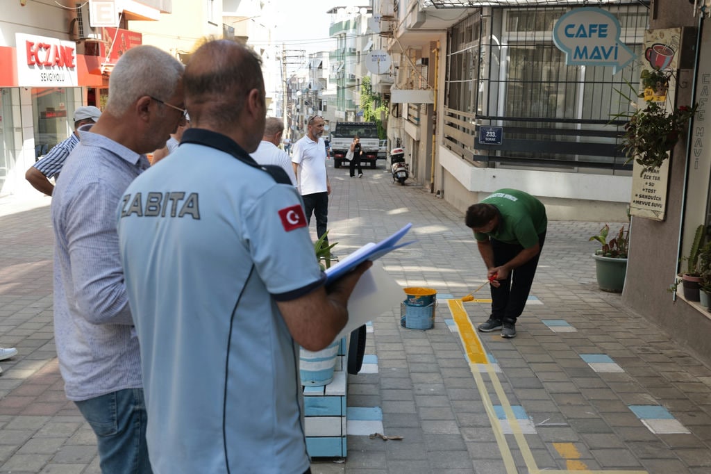 Konak’ta Kaldırım Işgaline Sarı Çizgi (3)