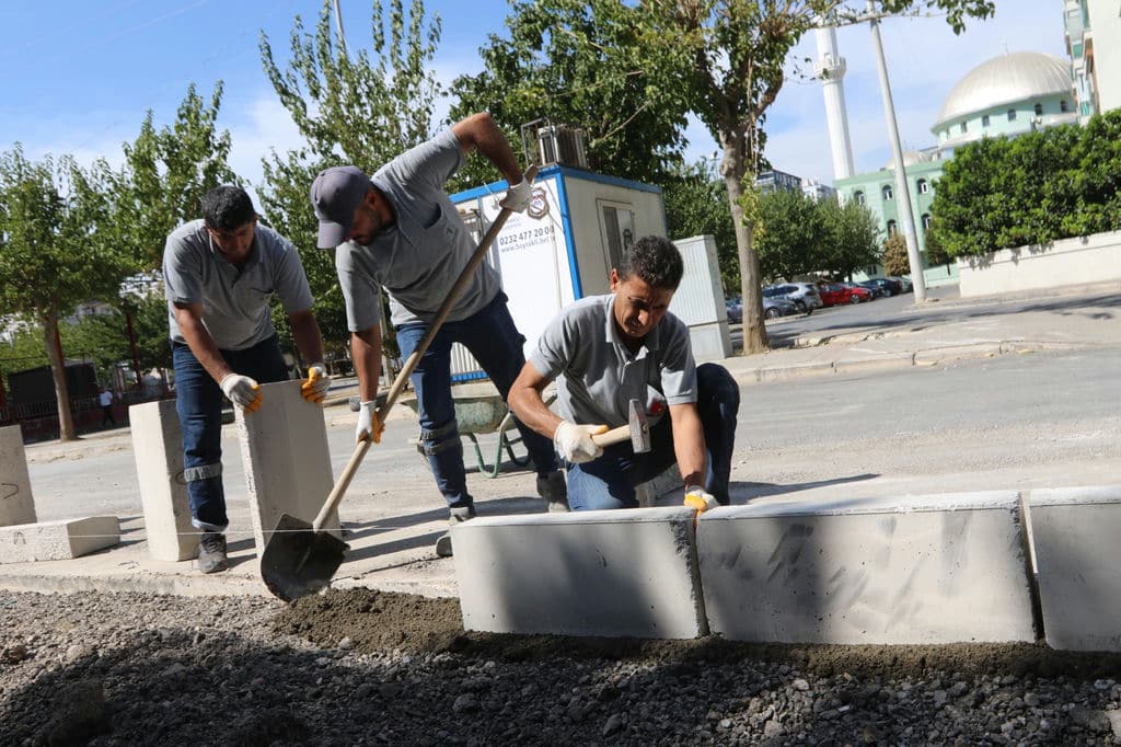 Bayraklı'da Yol Yenileme Çalışmaları Hız Kesmiyor (11)