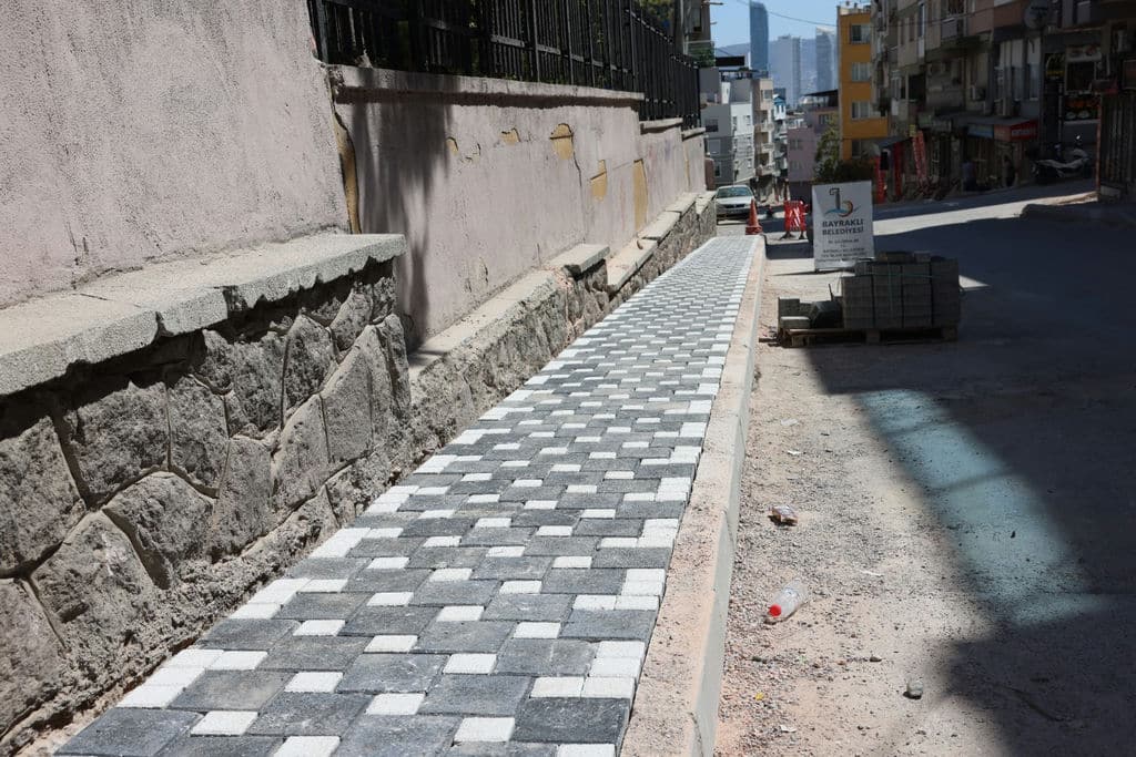 Bayraklı'da Yol Yenileme Çalışmaları Hız Kesmiyor (4)