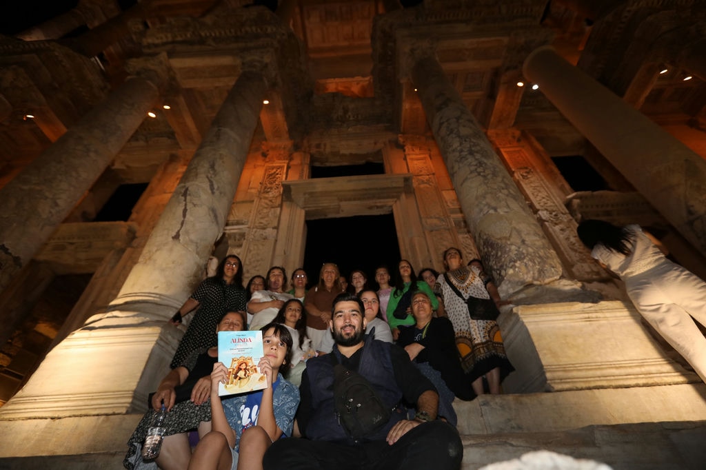 Efes Selçuk Belediyesi’nden Engelsiz Bireylere Efes'te Gece Yolculuğu (2)