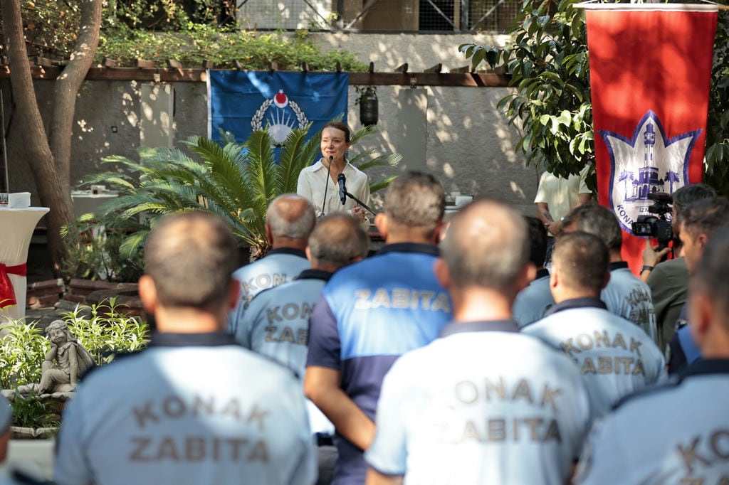 Konak’ta Zabıta Personeline Anlamlı Kutlama (5)