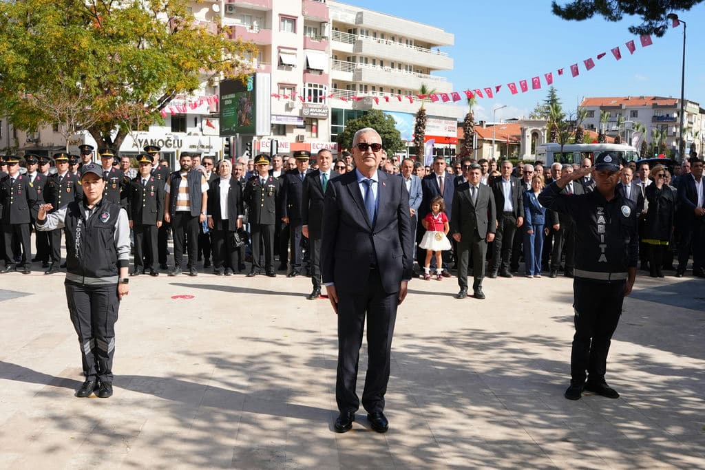 Çelenk Sunma Töreni