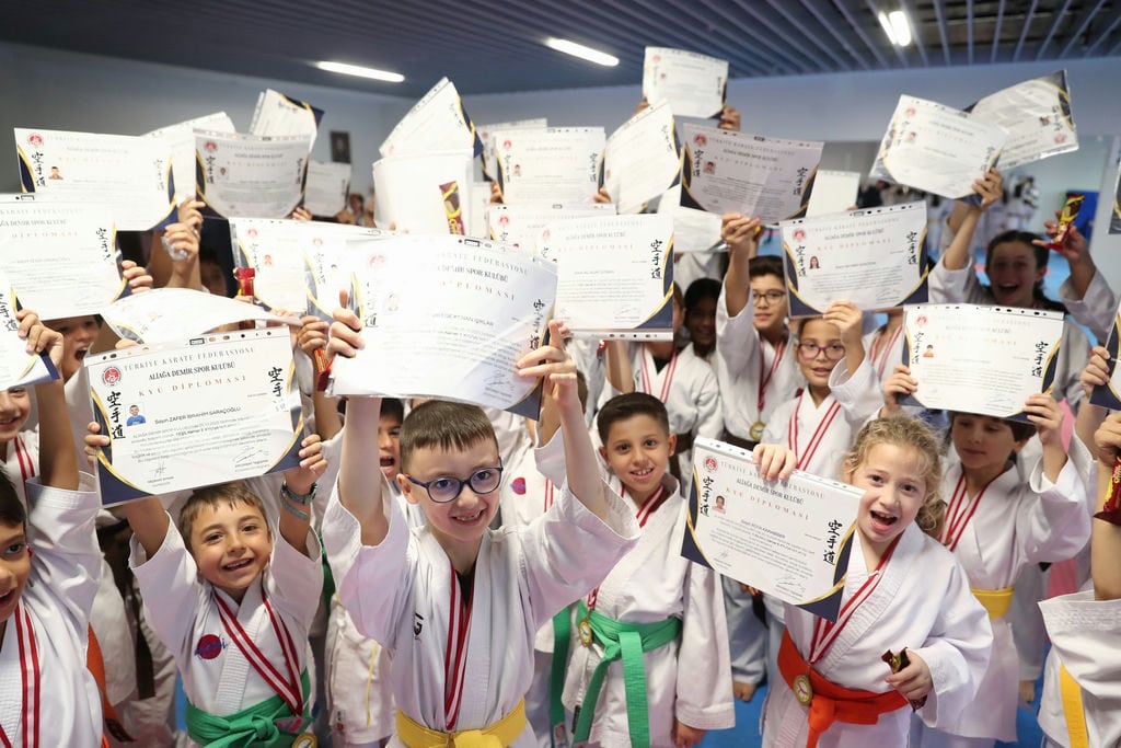 Aliağa Belediyesi Karate Kursunda 75 Sporcu Yeni Kuşağına Kavuştu (15)