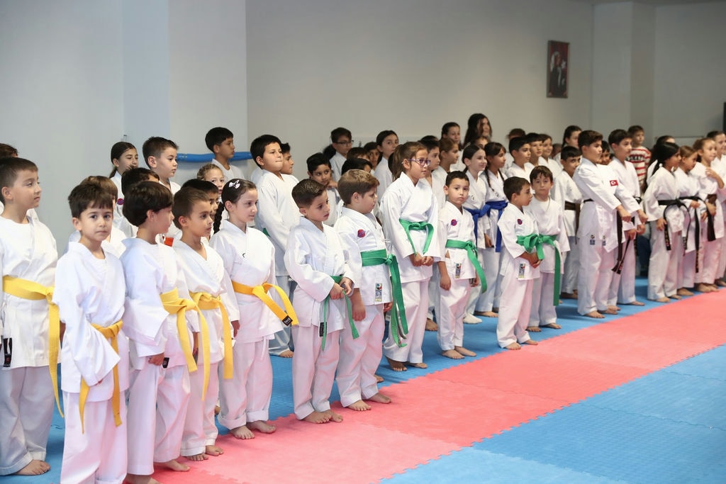 Aliağa Belediyesi Karate Kursunda 75 Sporcu Yeni Kuşağına Kavuştu (2)
