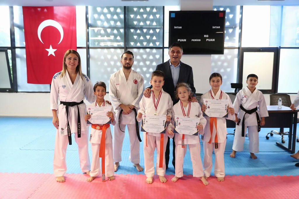 Aliağa Belediyesi Karate Kursunda 75 Sporcu Yeni Kuşağına Kavuştu (8)