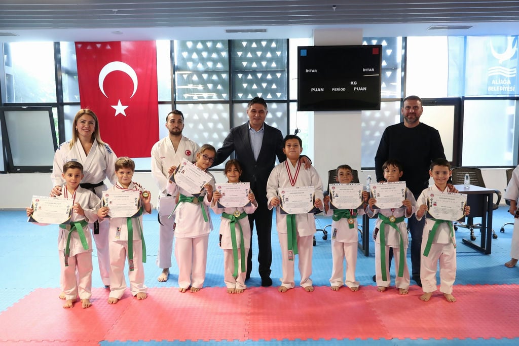 Aliağa Belediyesi Karate Kursunda 75 Sporcu Yeni Kuşağına Kavuştu (9)