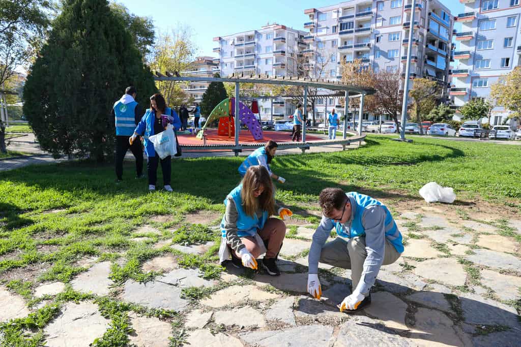 İzmirli Gönüllüler El Ele Vererek Doğa Için Temizlediler2