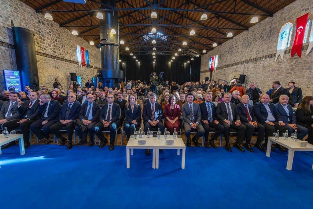 12.12.2025 618C0C00 0520 4A75 Ab99 1A565E60183F