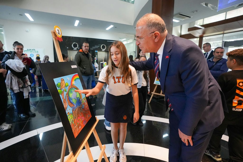 Gaziemirli Çocuklar “Toprak” Temalı Resimleriyle Iklim Krizine Dikkat Çekti (2)
