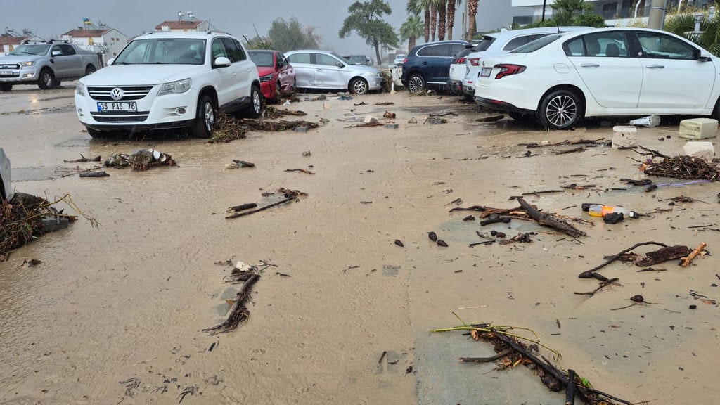 Başkan Ömer Günel Sahaya İndi̇ (11)