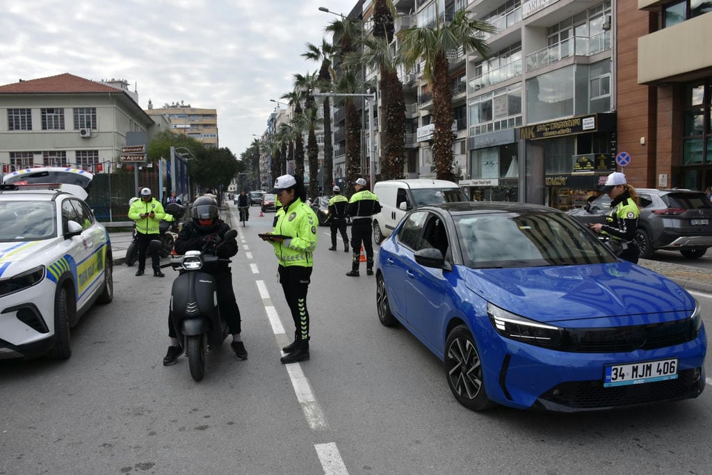 I Z M I R’ D E O L U M L U V E Y A R A L A N M A L I K A Z A L A R I N 1120161 332439