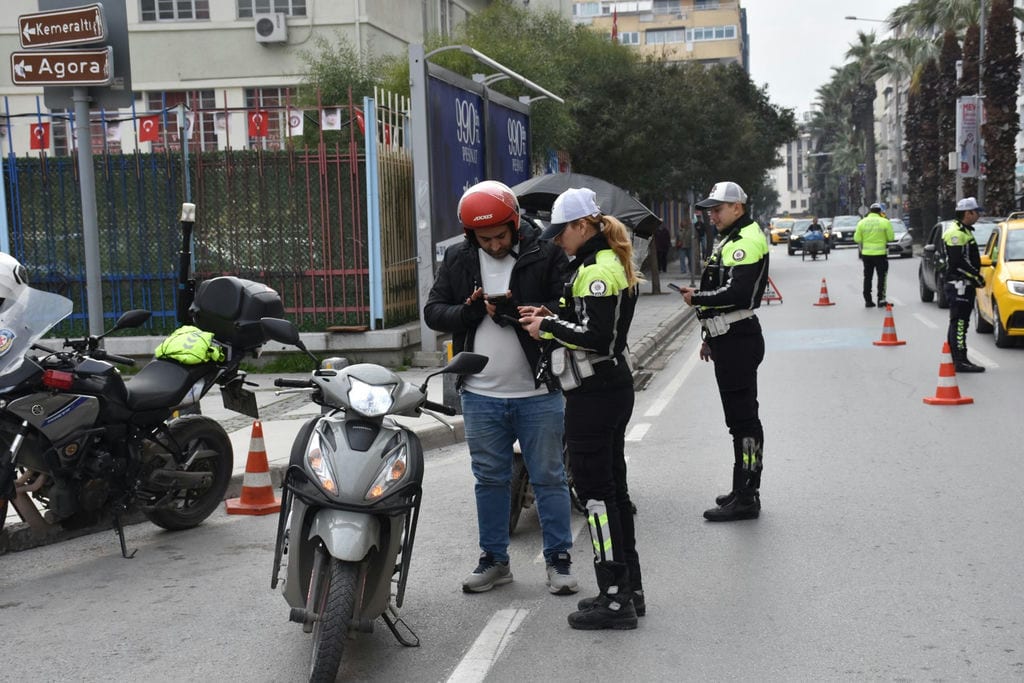 I Z M I R’ D E O L U M L U V E Y A R A L A N M A L I K A Z A L A R I N 1120162 332439