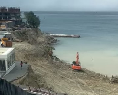 Kuşadası Sivil Toplum Platformu Olarak, Kısmet Otel’in Inşaat Sahası Önündeki Kıyı Şeridinde Iş