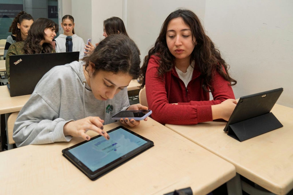 7.02.2026 891Edbab B704 4500 8D74 F553715082Bd