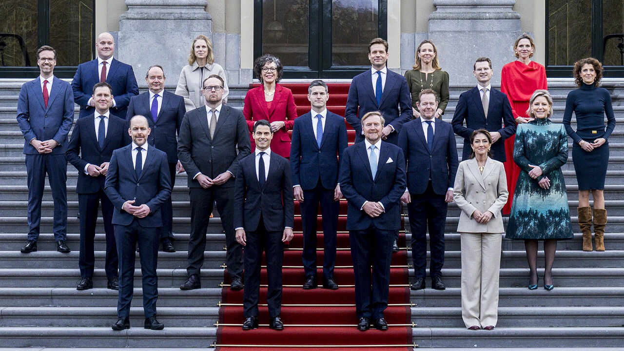 Hollanda'da yeni azınlık hükümeti yemin etti