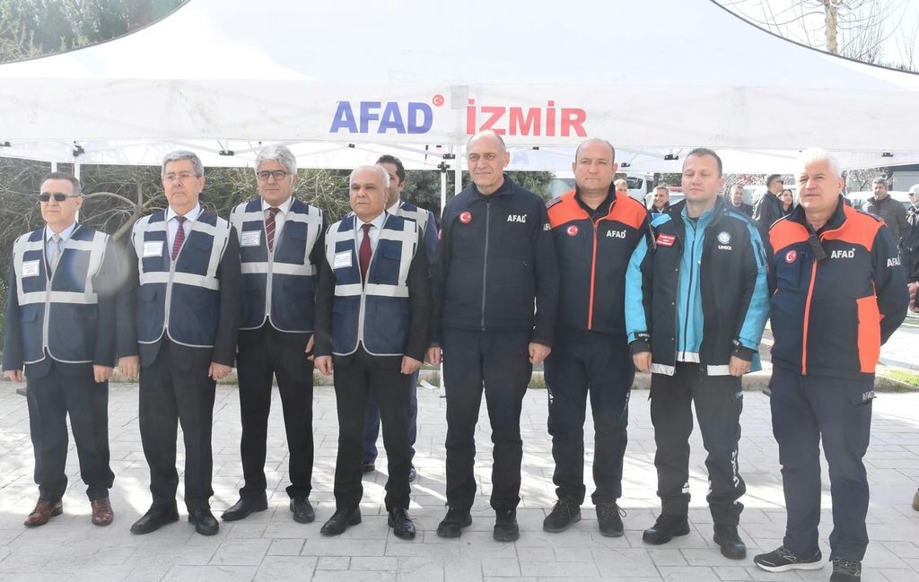 I Z M I R B O L G E A D L I Y E M A H K E M E S I N D E B O M B A T 1188704 353225