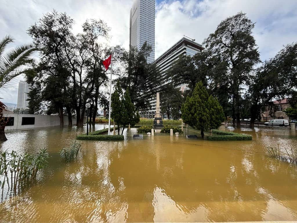 I Z M I R’ D E S A G A N A K D E N I Z I N R E N G I D E G I S T I 1146595 340450