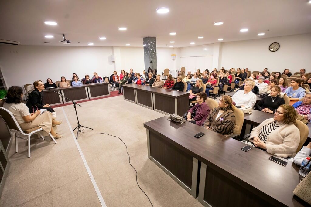 Dünya Ti̇yatrolar Günü’nde, Afi̇fe Jale’ni̇n İlham Veren Mücadelesi̇ Narlidere’de Anlatildi (4)