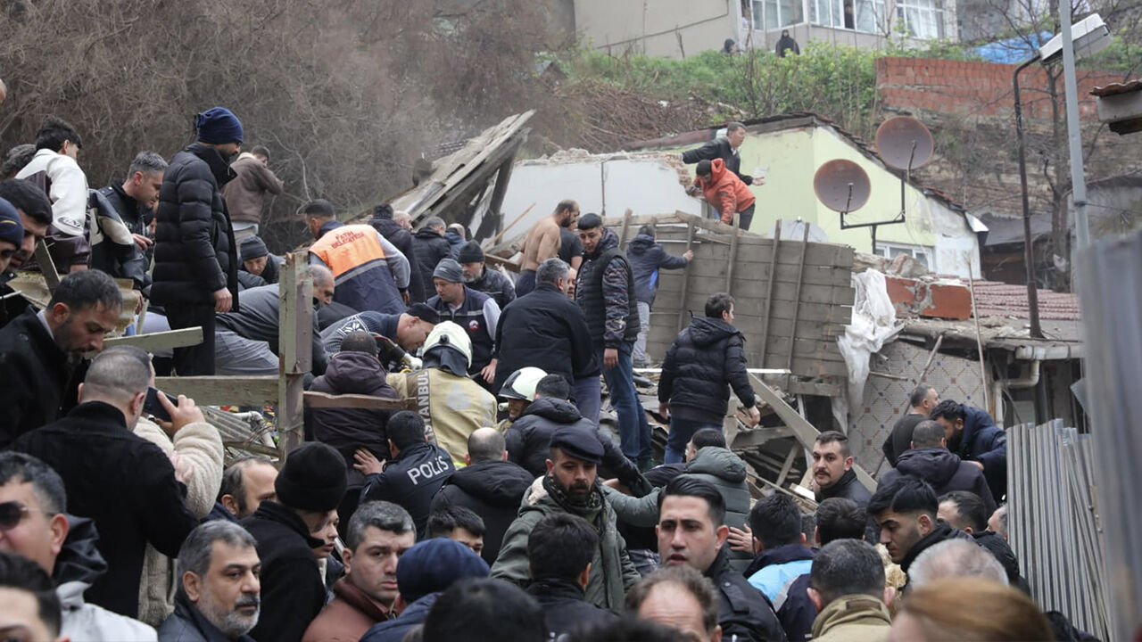 Fatih’te doğal gaz kaynaklı patlamada 2 bina çöktü