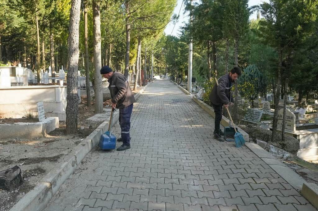Gaziemir’in Mezarlıklarında Bayram Temizliği (4)
