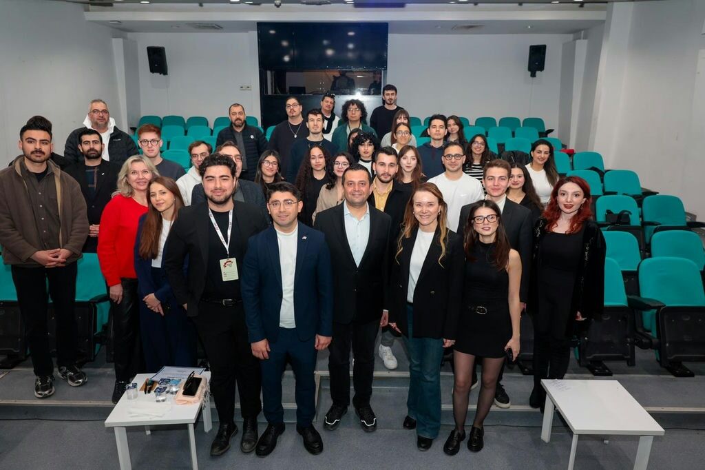 Gençler ‘Hibrit Kariyer Zirvesi’ Için Konak’ta Bir Araya Geldi (8)