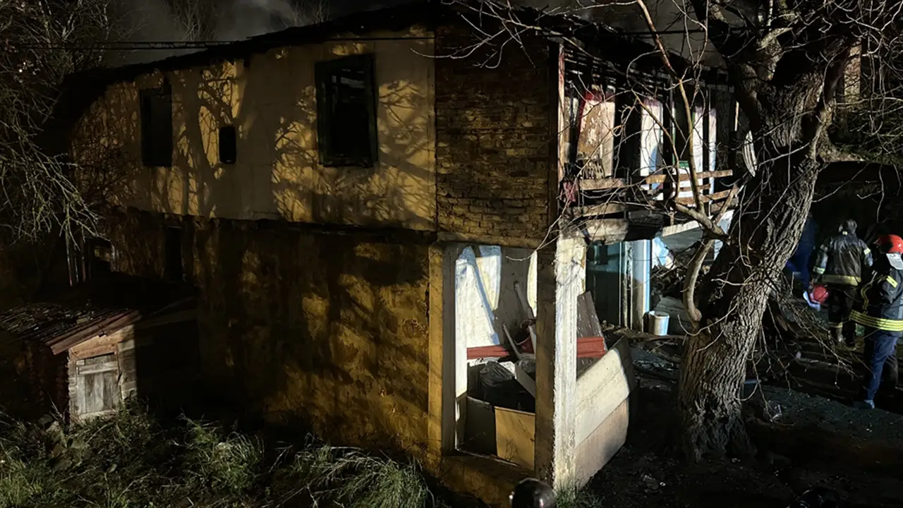 Yalnız yaşadığı evinde çıkan yangında öldü