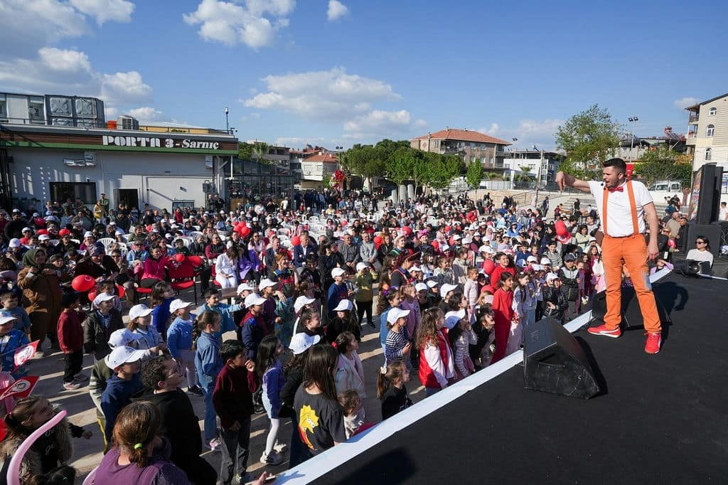 Gaziemir’de Şenlik Başladı, Çocukların Neşesi Meydanları Doldurdu (5)